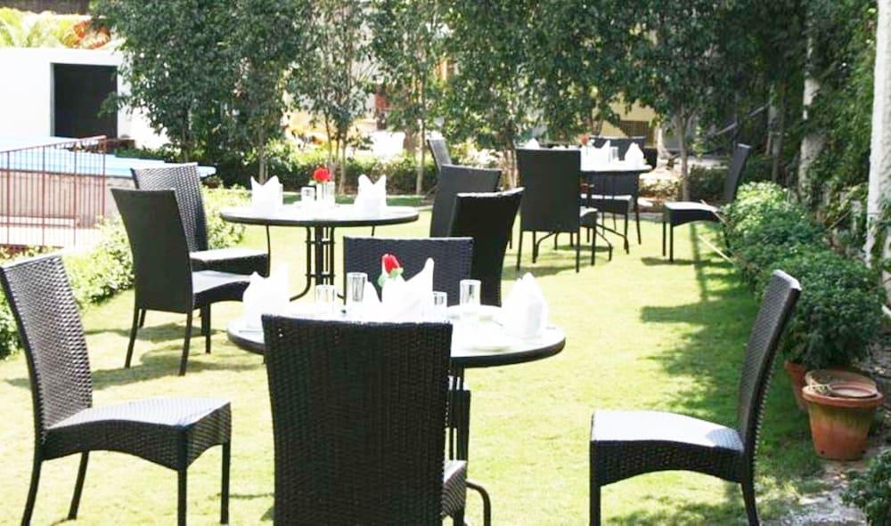 Mantra Amaltas Otel Yeni Delhi Dış mekan fotoğraf