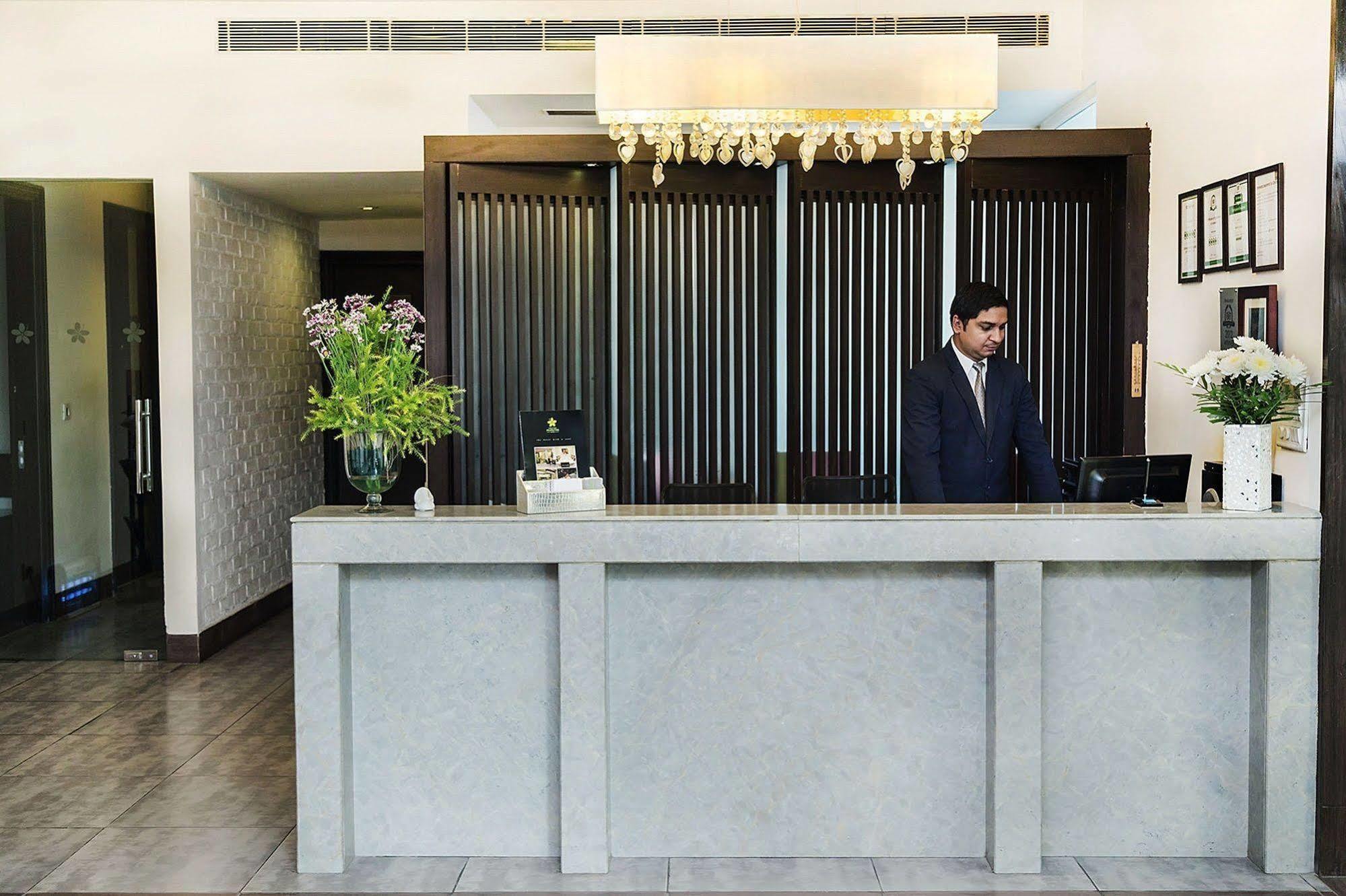 Mantra Amaltas Otel Yeni Delhi Dış mekan fotoğraf