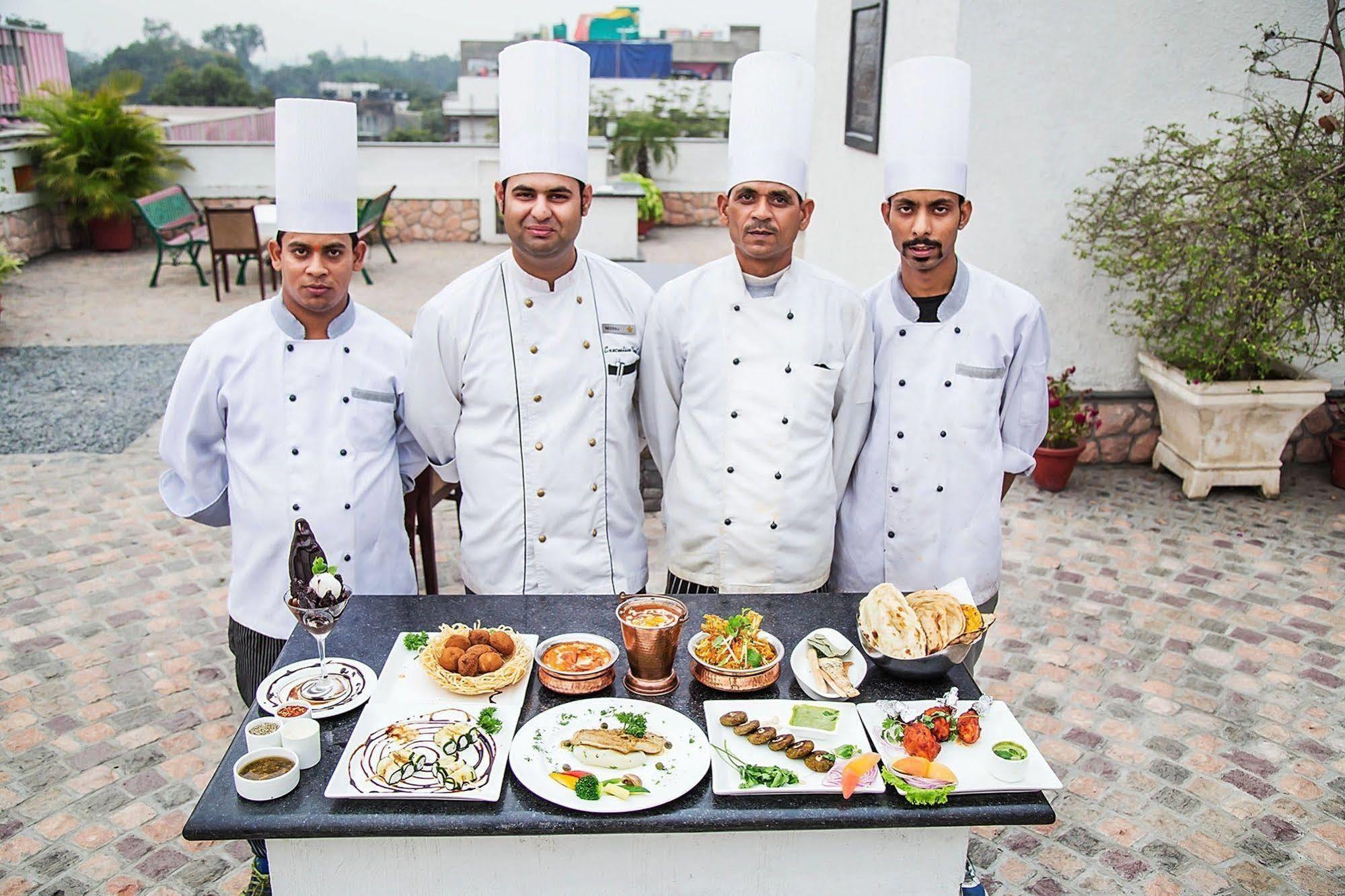 Mantra Amaltas Otel Yeni Delhi Dış mekan fotoğraf